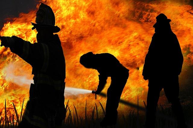 More than 100 firefighters battle blazes on South Africa’s Table Mountain in Cape Town – The Associated Press