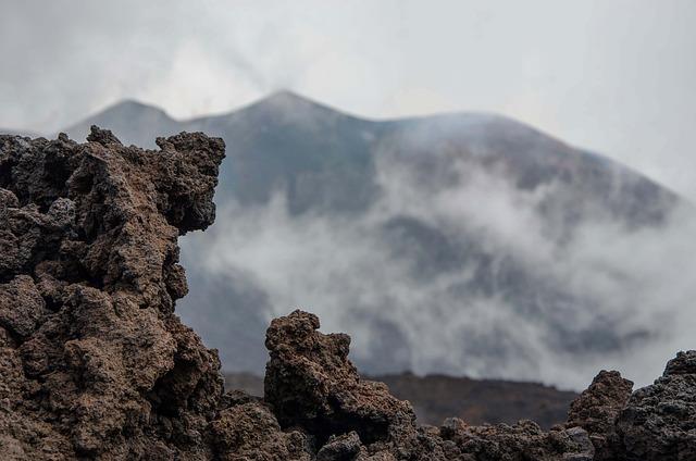 Understanding the Geological Risks​ of Living⁣ near an Active Volcano